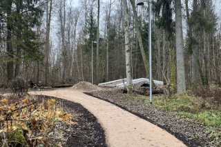 Turpinās pārbūves darbi Ķemeru meža parkā