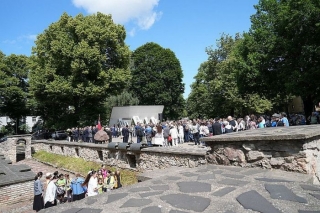 Daiga Mieriņa holokausta upuru piemiņas dienā aicina iestāties citam par citu un veidot cilvēcības un taisnīguma pasauli