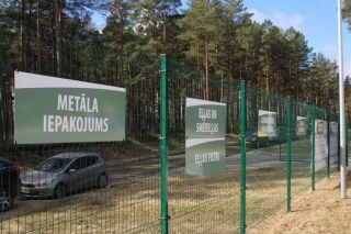 Noslēgts līgums par šķiroto atkritumu savākšanas laukuma izveidi Carnikavā