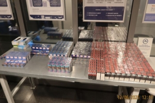 Pasažiera bagāžā Rīgas lidostā atrod 850 paciņas nedeklarētu cigarešu