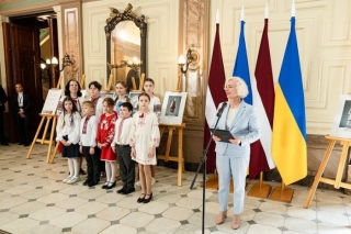 Foto: Saeimā atklāj fotoizstādi "Nācijas simbols. Ukraiņu višivanka"