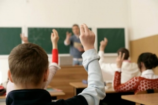Skolu finansēšanas modeļa "Programma skolā" ieviešanu pilnā apmērā atliks par diviem gadiem