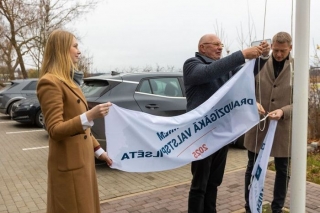 Jūrmalā pacelts karogs "Uzņēmumiem draudzīgākā valstspilsēta 2025"