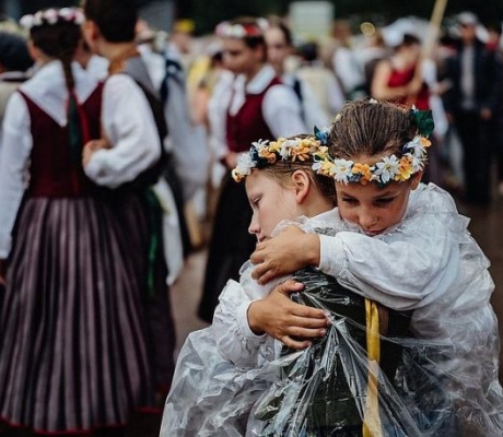 Vēl nav zināms apskaņošanas sistēmas darbības pārtraukuma iemesls Skolēnu deju lielkoncertā piektdien