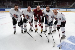 Saeimas komanda draudzības spēlē smagi zaudē Hokeja federācijai