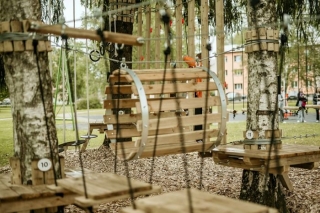 Raiņa parkā Siguldā uzstādīta līdzsvara un šķēršļu taka