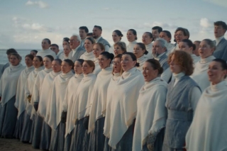 Video: Kā sveicienu svētkos Saulkrastu koris "Anima" kopā ar Laimu Vaikuli iedziedājuši slavenu dziesmu