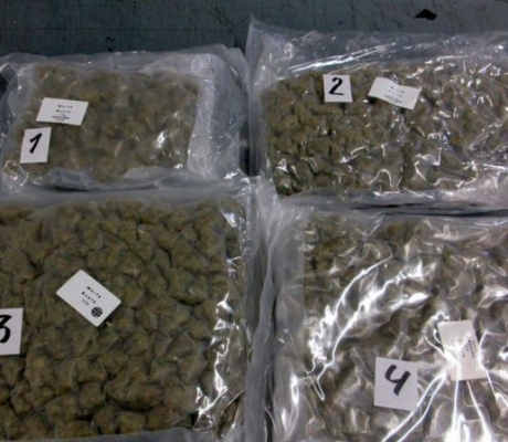 Kriminālvajāšanai nodod personu par galdā paslēptu narkotiku sūtījumu un auto vadīšanu narkotisko vielu reibumā