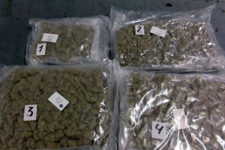 Kriminālvajāšanai nodod personu par galdā paslēptu narkotiku sūtījumu un auto vadīšanu narkotisko vielu reibumā