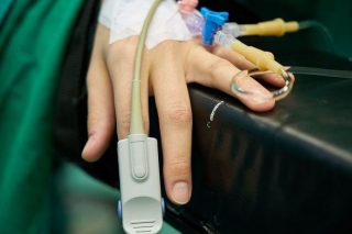 Slimības pabalstu izmaksas šogad piecos mēnešos augušas līdz 153 miljoniem eiro