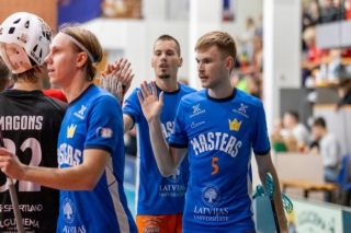 Ulbrokas florbolisti uzvar virslīgas līdervienību duelī