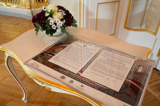 Saeima Latvijas skolām dāvina Neatkarības atjaunošanas deklarāciju