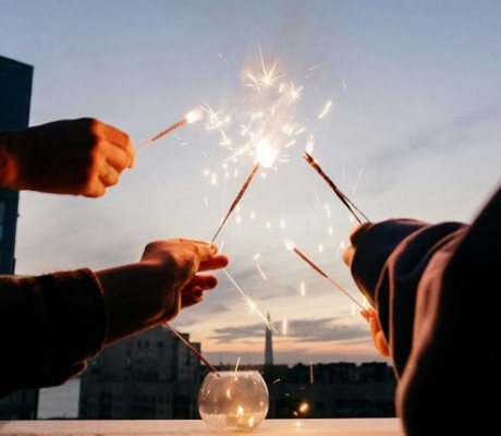 Kā svinēt Jaungada atnākšanu, nesagandējot kaimiņattiecības