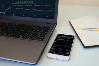 Aptauja: Teju ceturto daļu jauniešu no ieguldījumiem finanšu tirgos attur finansiālā situācija un zināšanu trūkums