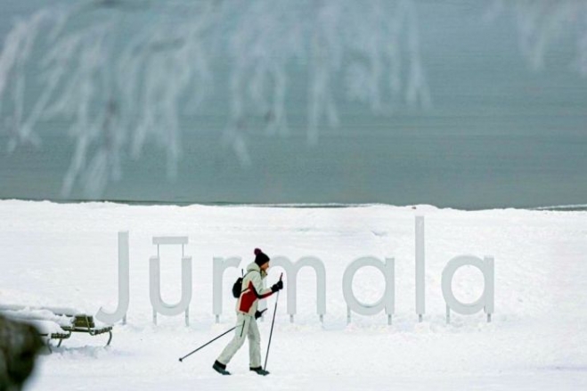 Jūrmalas pludmalē ierīkota 22 km gara slēpošanas trase un gājēju celiņš