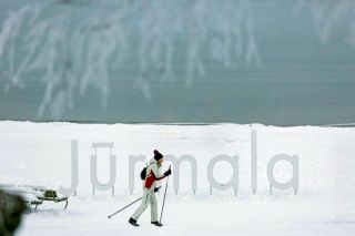 Jūrmalas pludmalē ierīkota 22 km gara slēpošanas trase un gājēju celiņš