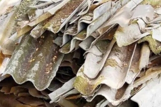 Pēdējo gadu laikā pieaudzis ziņojumu skaits par vidē izmestiem azbestu saturošiem atkritumiem