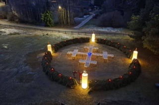 Pie Skultes baznīcas tapis lielais adventa vainags; iespēja piedalīties pušķošanā