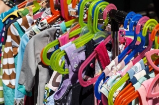 Aptauja: 60% iedzīvotāju Latvijā izpārdošanās iegādājas apģērbu un apavus