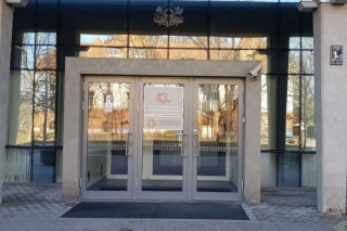 IeM nākamgad neplāno palielināt uztura un dienas naudu patvēruma meklētājiem