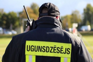 Jūrmalā degusi dārza māja un matracis