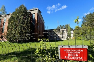 Sāks nojaukt pašvaldībai piederošo graustu Baložos