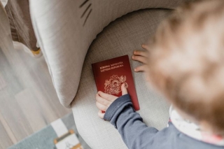 Piecu gadu laikā Latvijas nepilsoņu skaits samazinājies par 12,9%