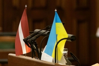 Saeimas priekšsēdētāja Kijivā pasniedz atzinības rakstus Ukrainas parlamenta deputātiem un darbiniekiem