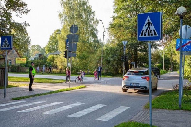Jūrmalā ieviesti jauni ātruma ierobežojumi pie mācību iestādēm