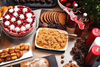 Aptauja: Gandrīz puse Latvijas iedzīvotāju valsts svētkus pavada ģimenes lokā