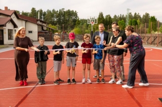 Foto: Svinīgi atklāts multifunkcionālā centra "Garkalne" jaunais āra basketbola laukums