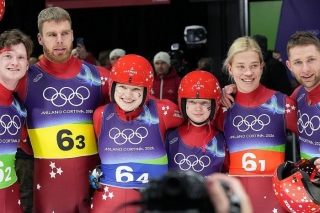 Kamaniņu braucējiem komandu stafetē trešo reizi ceturtā vieta olimpiskajā Kortīnā