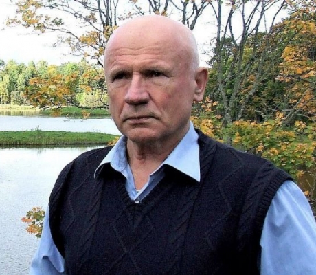 Andris Upenieks: Skats caur naudas un morāles kaplodziņiem