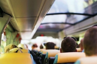 Skolēnu Dziesmu un deju svētku gājiena laikā svētdien neapkalpos dažas reģionālo autobusu pieturas Rīgas centrā