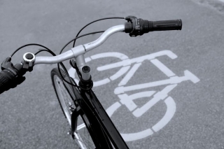 Konstatēto nepilnību dēļ Piņķos pārbūvēs veloceliņa segumu