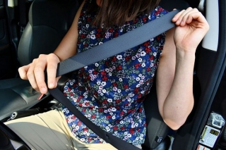 32% autovadītāju mēdz braukt nepiesprādzējušies; visretāk drošības jostas nelieto Pierīgā