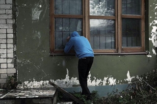 Policija aizturējusi vīrieti par vairāku privātmāju apzagšanu Ķekavas novadā