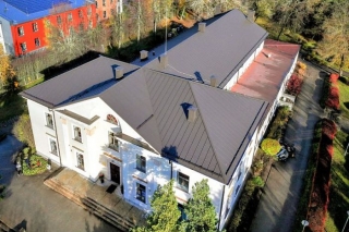 Baložu kultūras namam uzstādīts jauns jumta segums