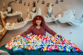 Saulkrastos ar sirsnīgu dāvināšanas tradīciju tapuši vairāk nekā 350 adīti rūķi bērnudārzu audzēkņiem