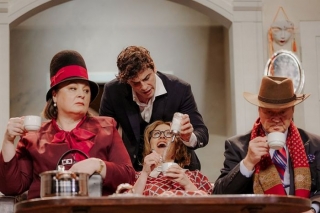 Foto: Ādažos nosvinēta draiskās franču komēdijas "Ak, šis nevainīgais blefs!" pirmizrāde