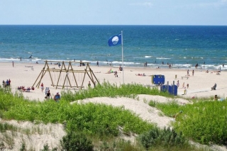 Zilajam karogam šogad izvirzītas 13 Latvijas peldvietas, arī peldvieta "Centrs" Saulkrastos