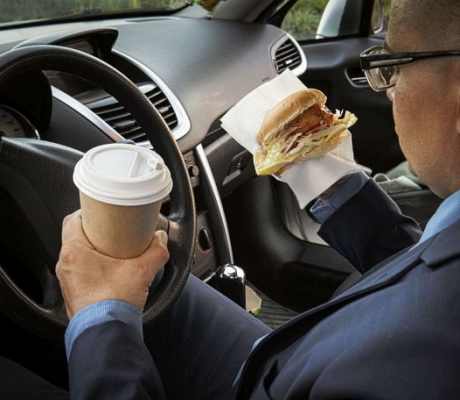 39% autovadītāju braucot pie stūres runā pa telefonu, 40% dzer kafiju