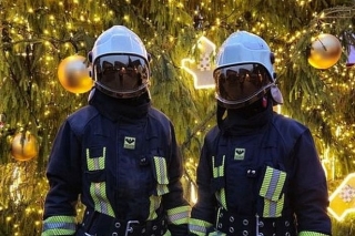 Ugunsgrēkā Mārupē cietis cilvēks; glābējiem daudz darba vēja postījumu novēršanā