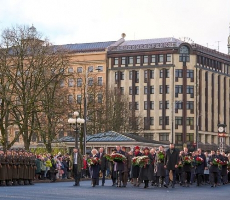 Kad prominences aizsoļo garām bērniem un tikai viens deputāts atrod drosmi pateikt: "Piedodiet!"