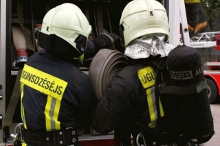 Brīvdienās Pierīgā degusi dārza māja, automašīna un atkritumi, no ūdenstilpes izcelts bojāgājušais