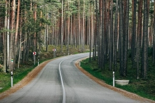 AM plāno piešķirt Ādažu novada pašvaldībai nepilnus 0,9 miljonus eiro Vecštāles ceļa seguma pastiprināšanai