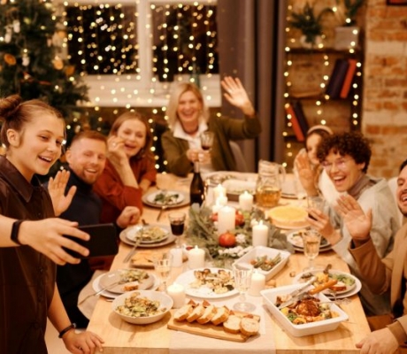 Aptauja. Kā svinēsiet svētkus? Ko novēlat sev un tuvajiem?