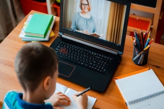 Saeimas komisija rosina tālmācību ierobežot pakāpeniski no 2027./2028. mācību gada