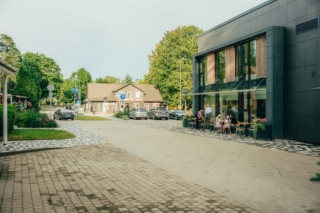 Noslēgušies labiekārtošanas darbi pie Saulkrastu novada bibliotēkas