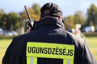 Baložos ugunsgrēka dēļ no ēkas evakuē divus cilvēkus; Jūrmalā automašīna sadūrusies ar vilcienu